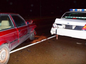 Conductor ebrio de Auburn golpea un coche de policía