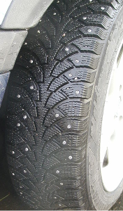 Neumáticos con clavos
