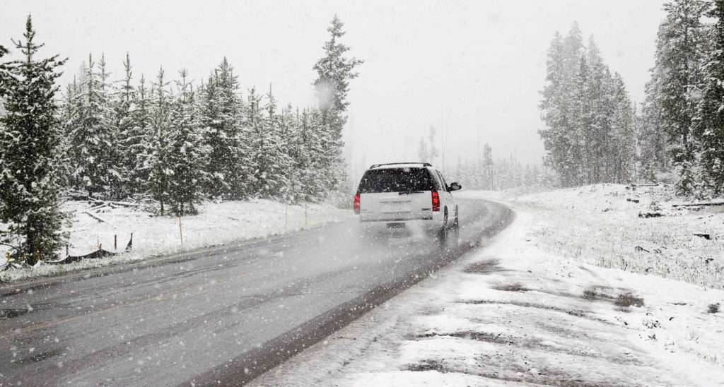 coche conduciendo por una carretera nevada