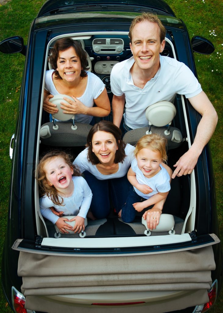 Familia feliz en un coche. Abogado de lesiones personales de Premier Law Group