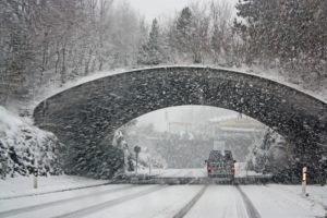 Accidente automovilístico durante las inclemencias del tiempo