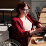 Mujer en silla de ruedas queda paralizada tras un accidente automovilístico