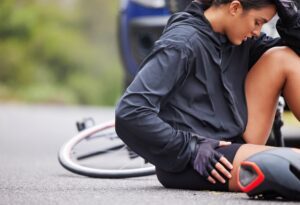 Una mujer joven se recupera después de un accidente de bicicleta y se pregunta qué hacer después de un accidente de bicicleta.