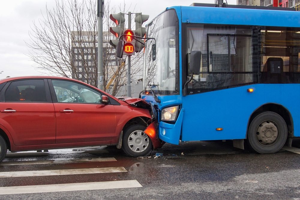 ¿Cuál es el acuerdo promedio por accidente de autobús?